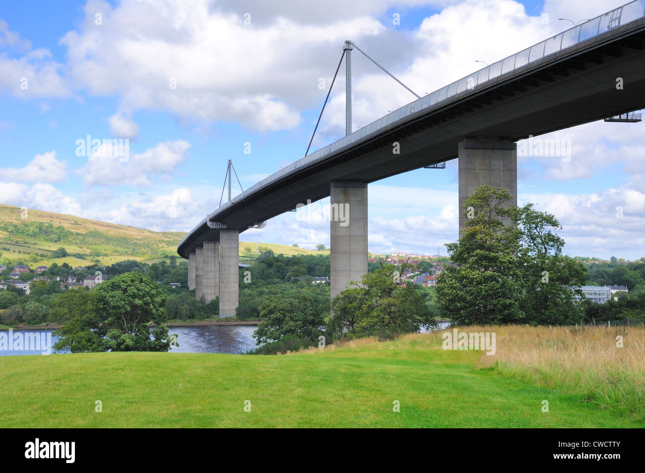 Sotto il Erskine Bridge, attraversando il fiume Clyde Foto Stock