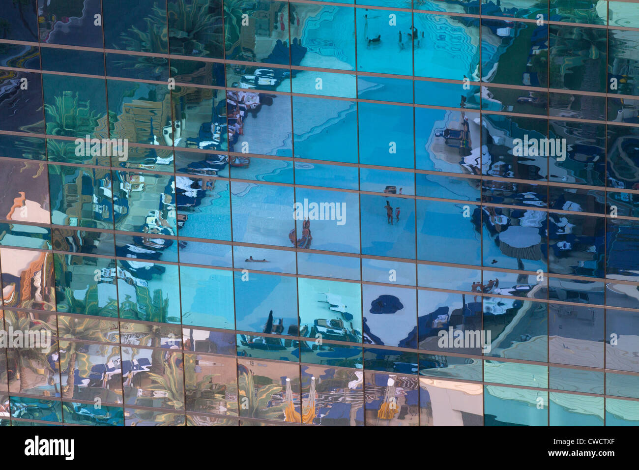 La piscina del Cosmopolitan Hotel e Casino riflettono in un vicino edificio in centro città, Las Vegas, Nevada. Foto Stock