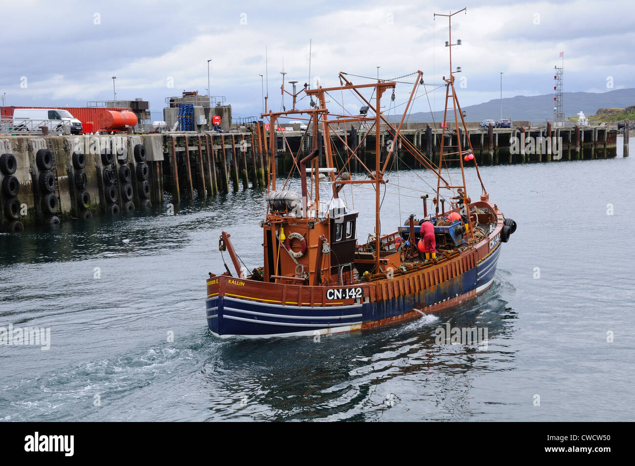 Nave da pesca lasciando Mallaig Harbour, Scotland, Regno Unito Foto Stock