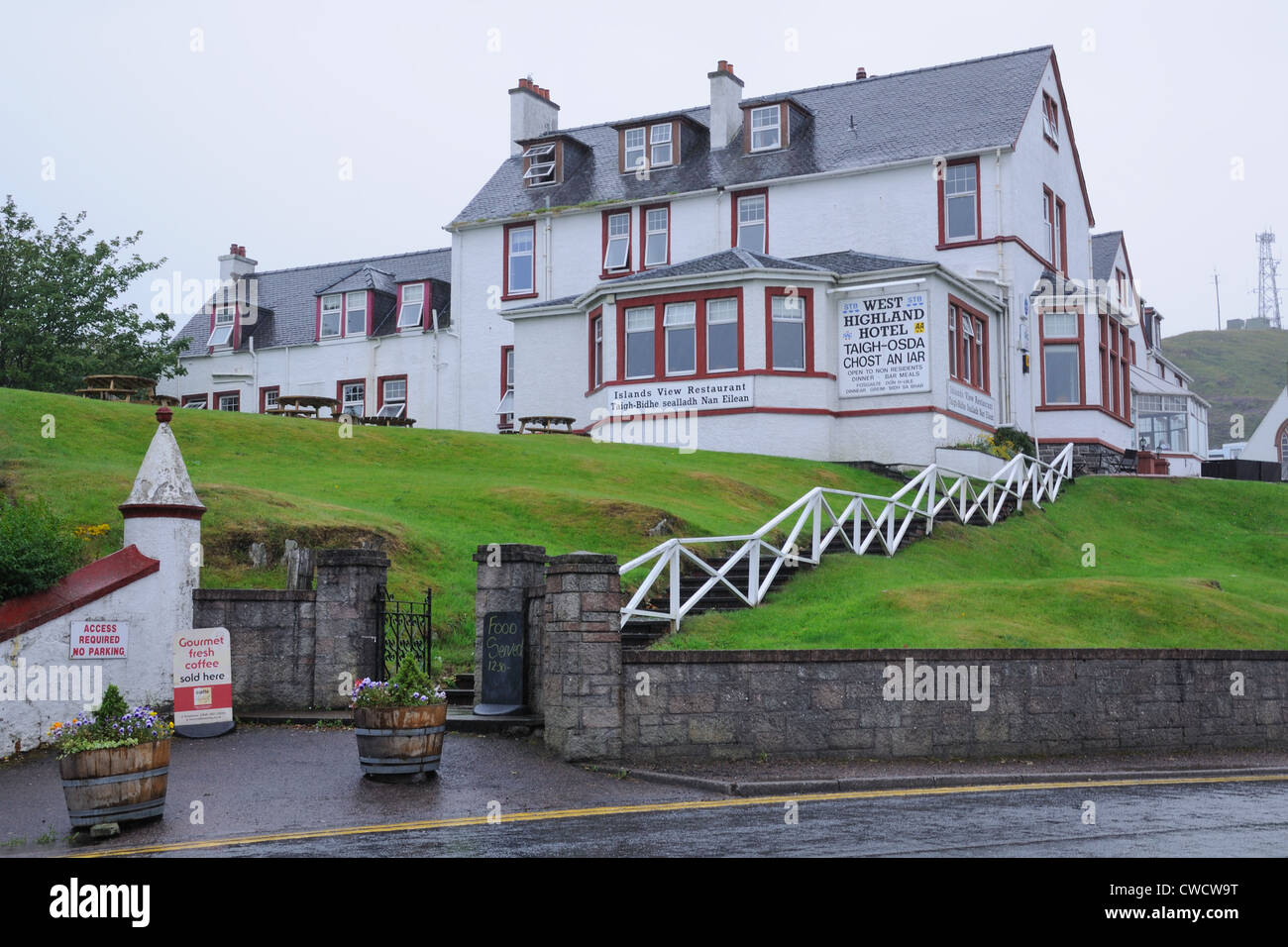Il West Highland Hotel in una giornata tipicamente piovosa a Mallaig, Lochaber, Scozia, Regno Unito, Europa Foto Stock