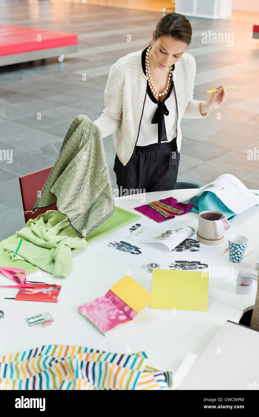 Moda femminile designer che lavora in un ufficio Foto Stock