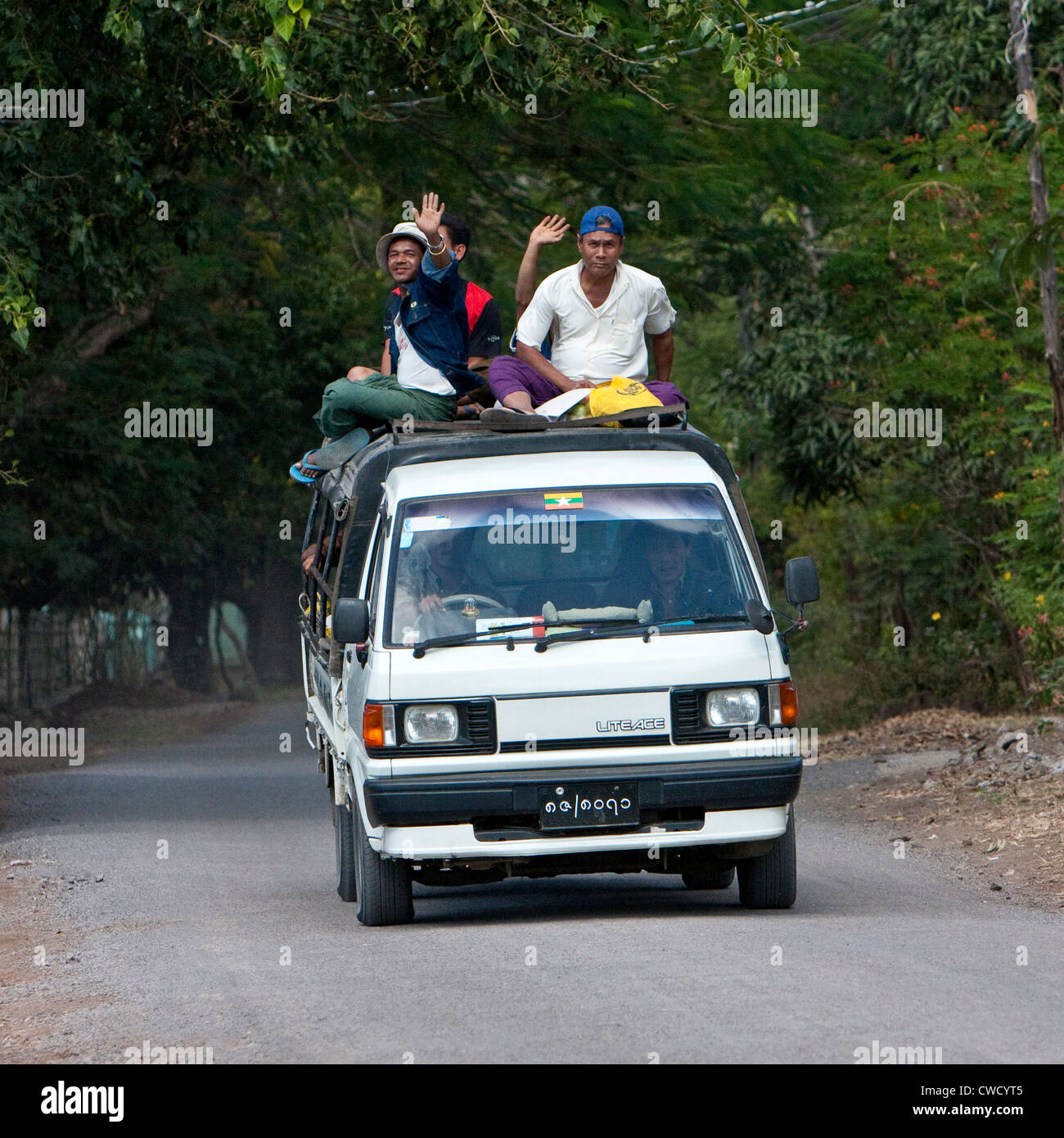 Myanmar Birmania. Giovani uomini birmano, dimentico le buone norme di sicurezza. Foto Stock
