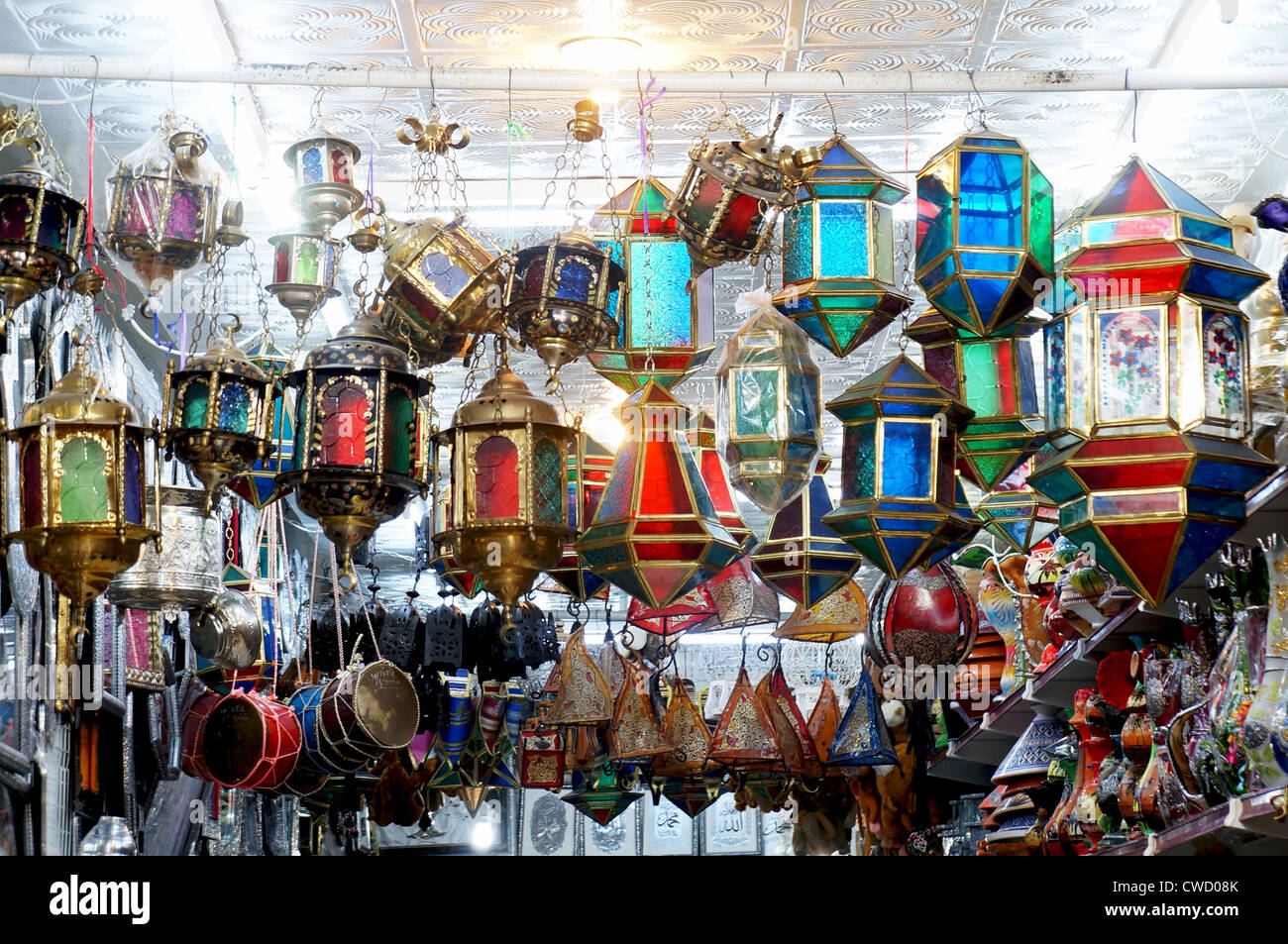 Arabo lampioncini colorati appesi in un mercato tunisino Foto stock - Alamy