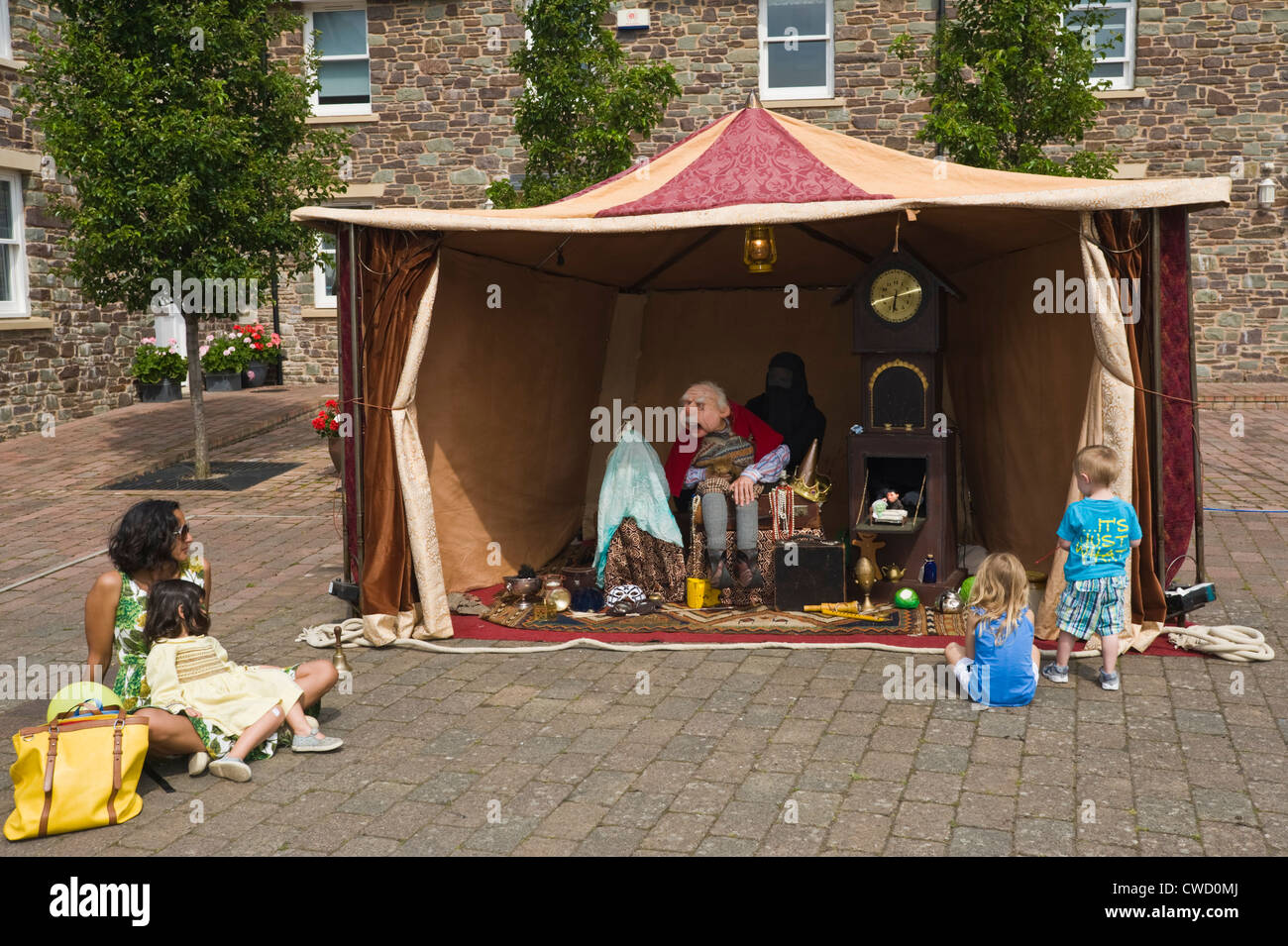 Intrattenimento per bambini all'aperto durante Brecon Jazz Festival 2012 Foto Stock