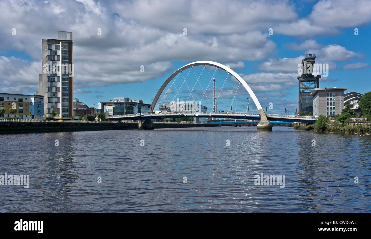 Nuovo arco Clyde Road ponte che attraversa il fiume Clyde tra Finnieston Street e Govan Road in Glasgow con Finnieston gru Foto Stock