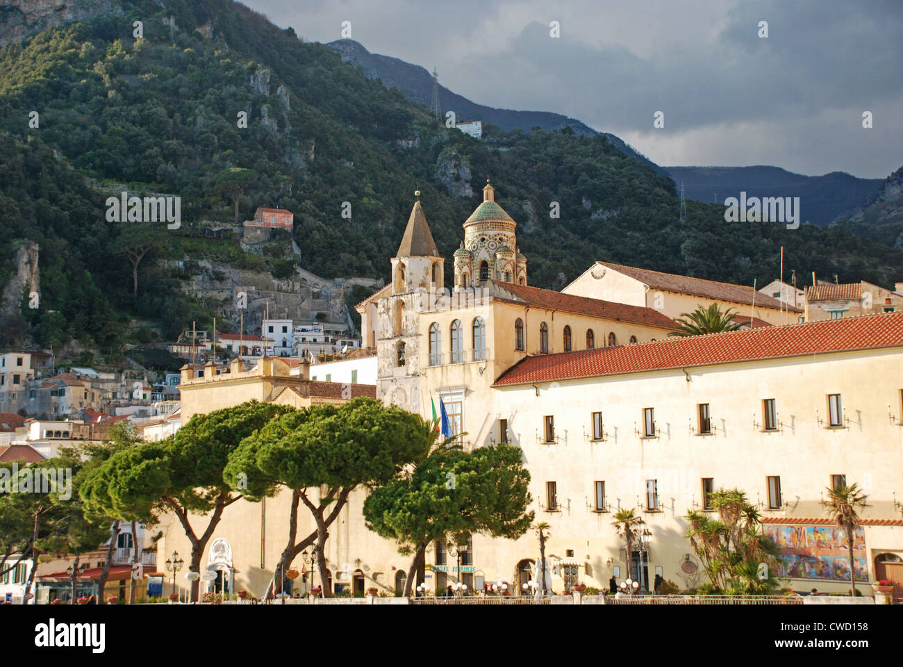 Vista ravvicinata di una cupola decorata nella città di Amalfi Foto Stock