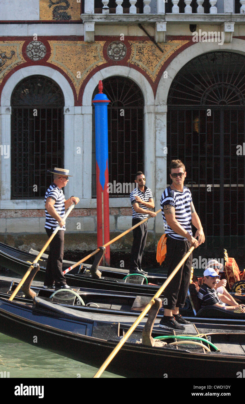 Gondolieri a Venezia Foto Stock