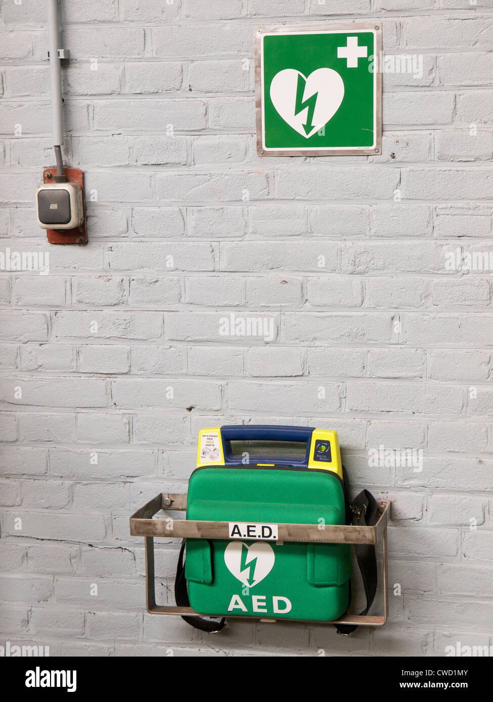 Defibrillatore di emergenza cpr kit di attrezzature in afactory a Groningen, Paesi Bassi Foto Stock