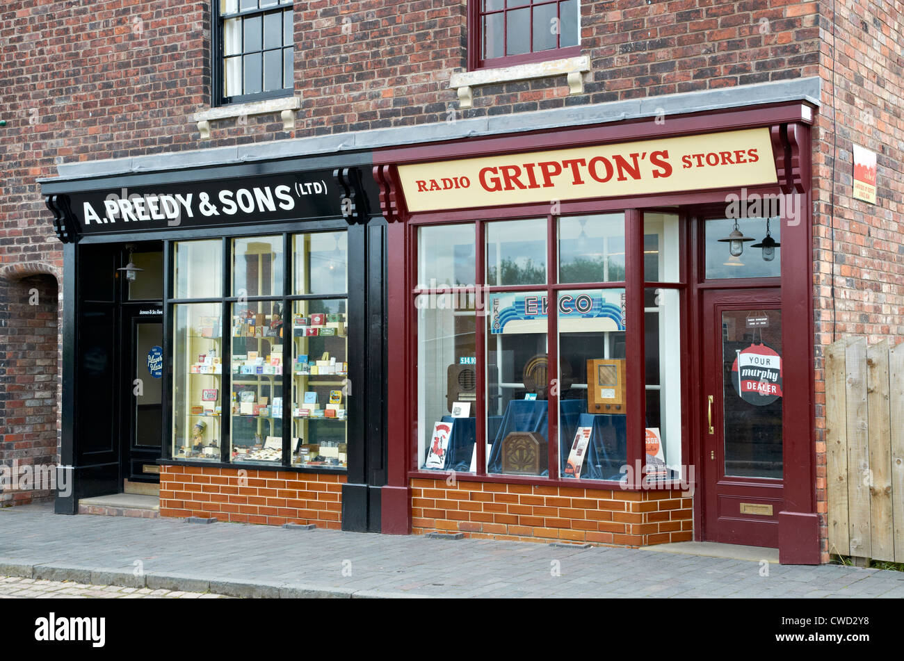 Black Country Living Museum, Dudley, West Midlands. 1930 shop fronti. Foto Stock