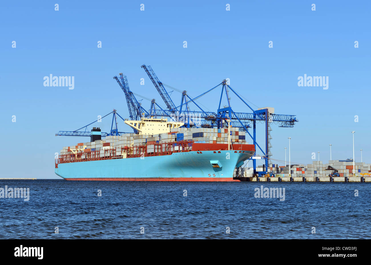 Il carico e lo scarico di una nave al terminale per container Foto Stock