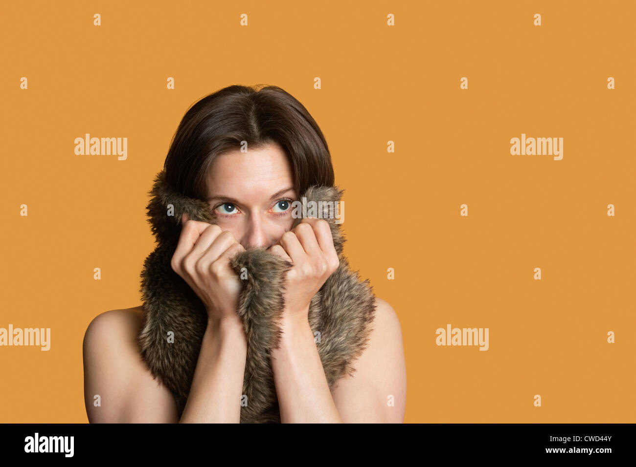 Close-up di donna con pelo sulla faccia che guarda lontano su sfondo colorato Foto Stock