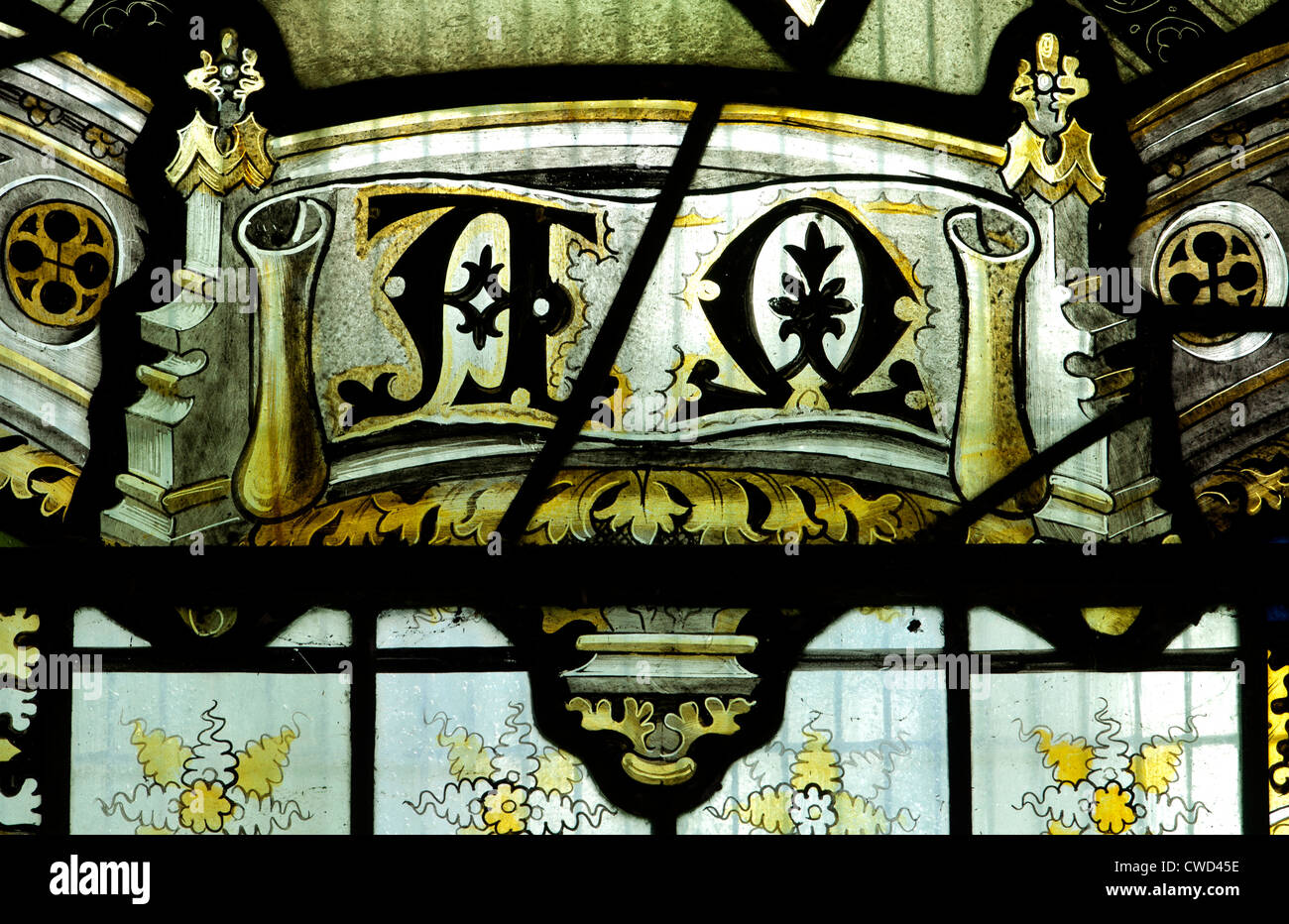Alfa e omega in vetro colorato, la chiesa di Santa Maria, Whitchurch, Warwickshire, Regno Unito Foto Stock