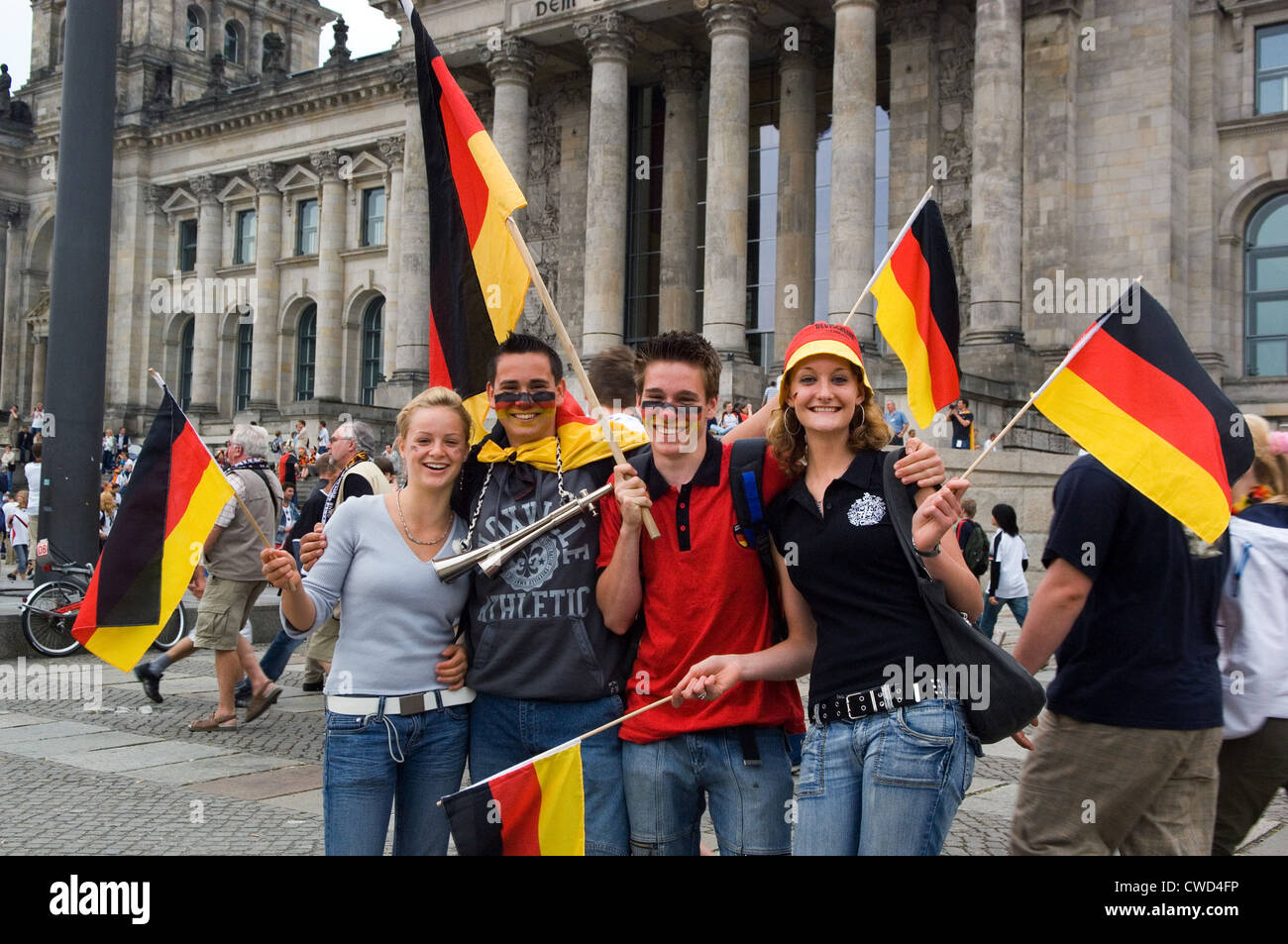 Germania in nero, rosso e oro classica nella parte anteriore del Reichstag di Berlino Foto Stock