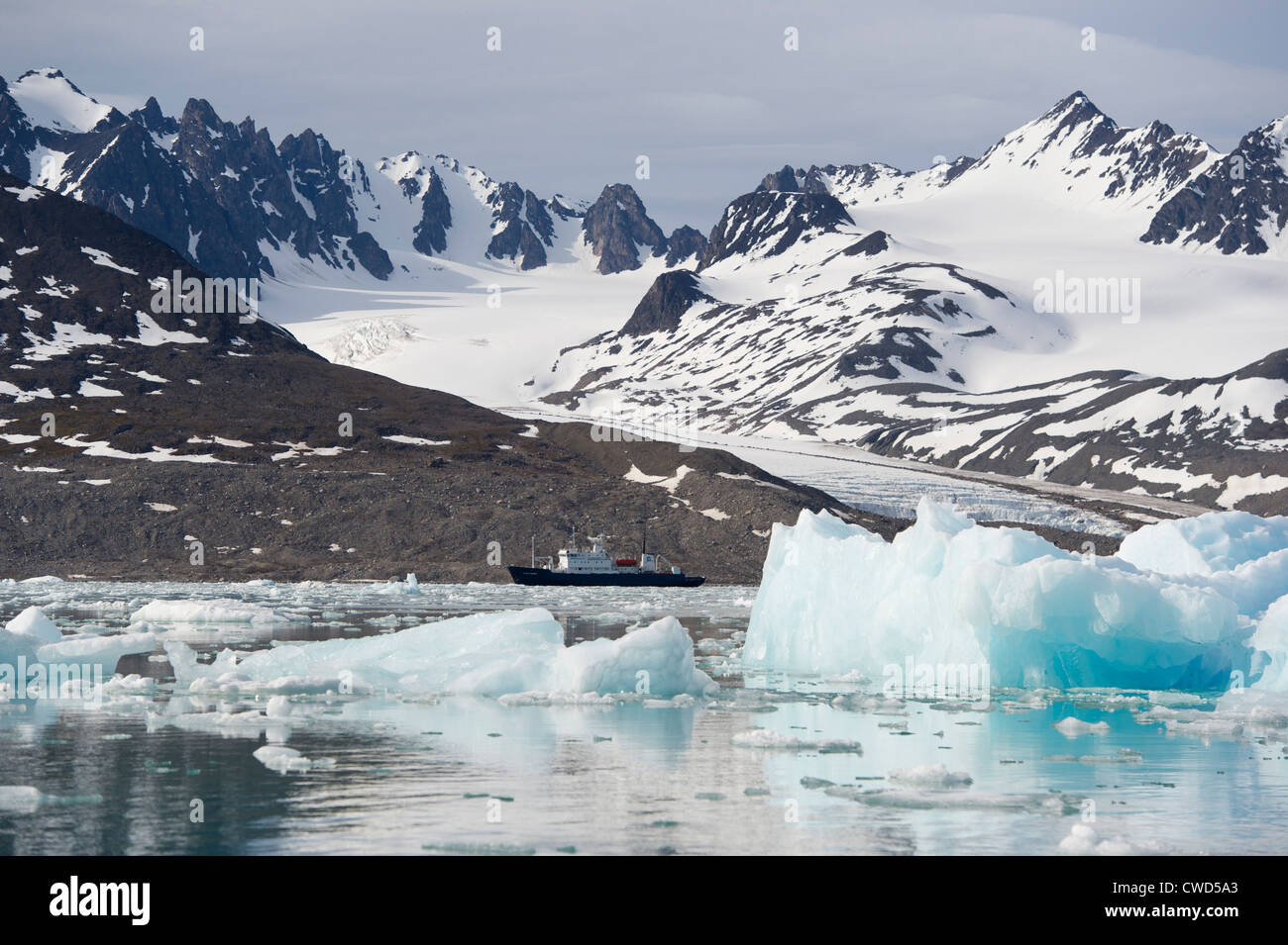 Nave da crociera al ghiacciaio di Monaco, Woodfjorden, Spitsbergen, Svalbard, Arctic Foto Stock