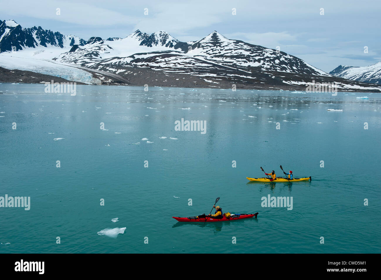Kayak a Monaco glacier, Woodfjorden, Spitsbergen, Svalbard, Arctic Foto Stock