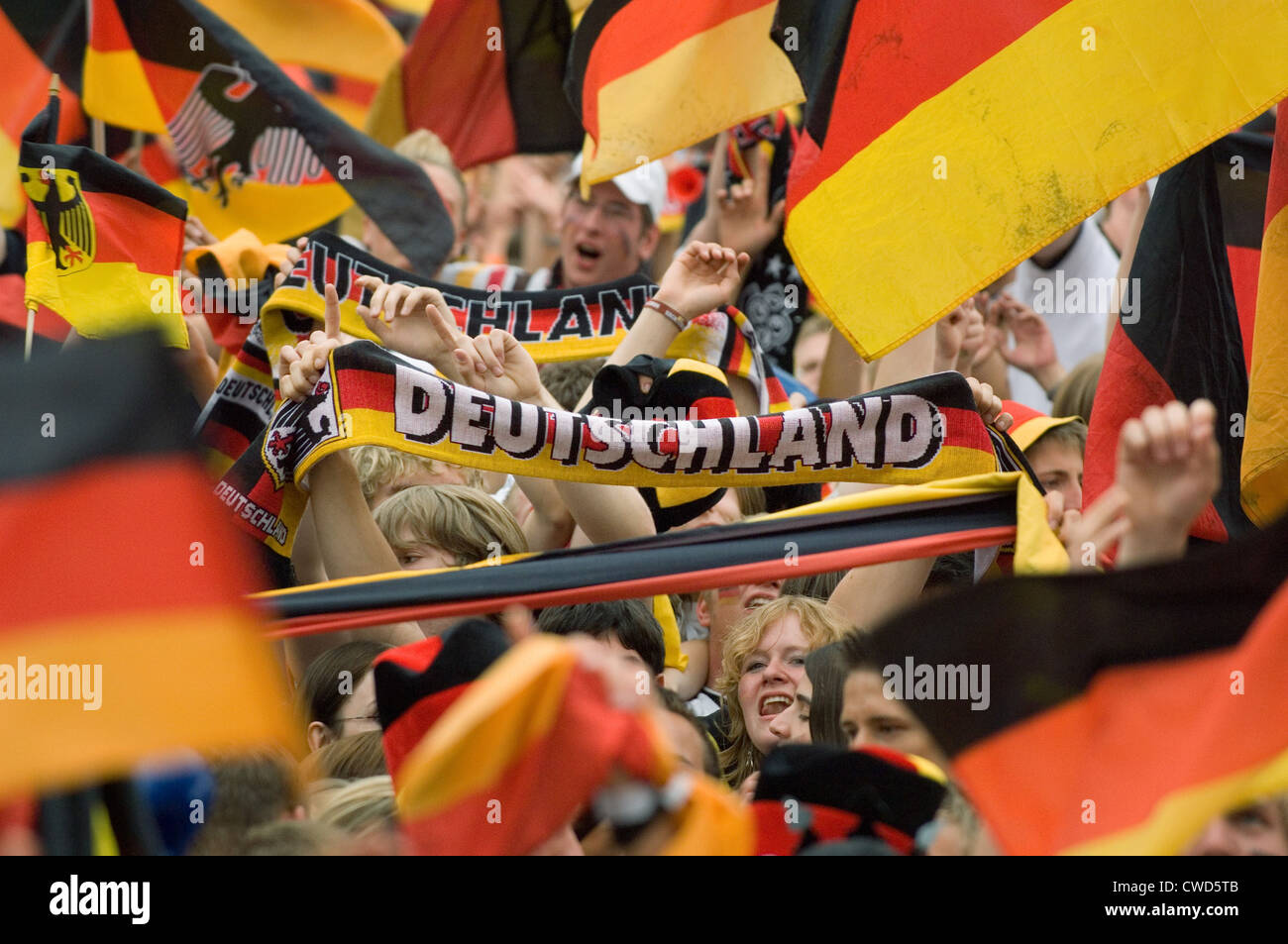 Germania in nero, rosso e oro febbre, Berlin ventilatore miglia Foto Stock