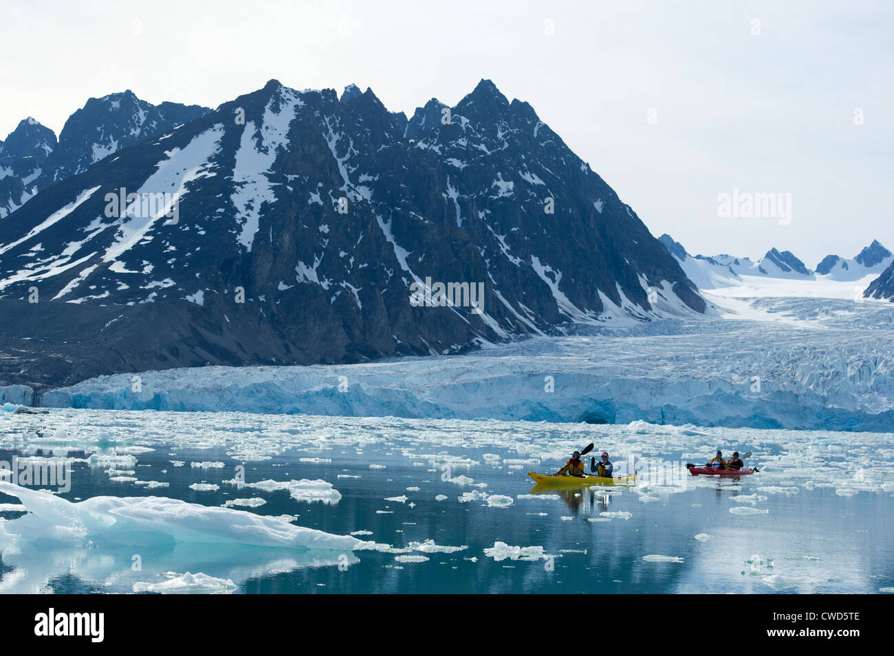 Kayak a Monaco glacier, Woodfjorden, Spitsbergen, Svalbard, Arctic Foto Stock