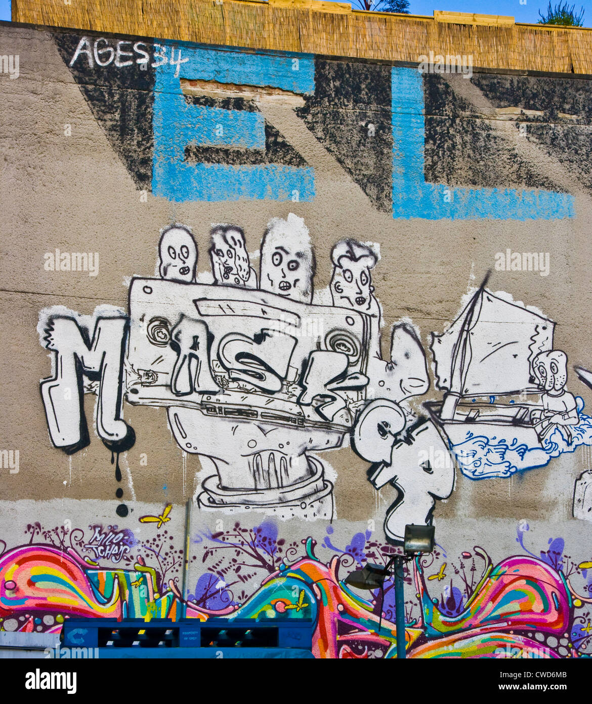 Graphic urban graffiti street art sulla parete nella zona est di Londra Inghilterra Europa Foto Stock