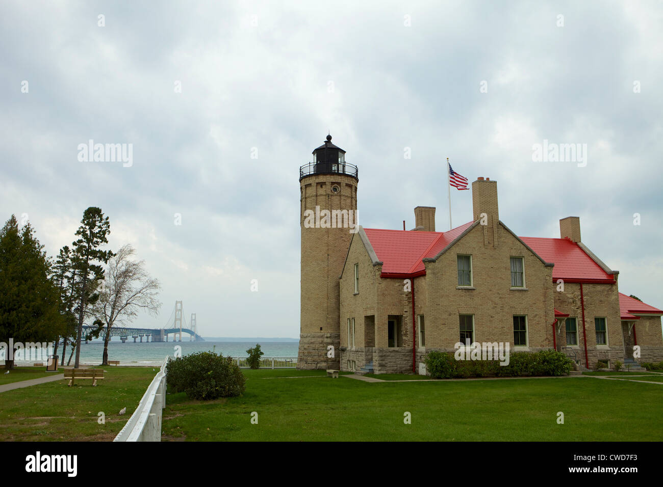 Old Mackinac Point Lighthouse in Mackinaw City, Michigan con il ponte Mackinac in background Foto Stock