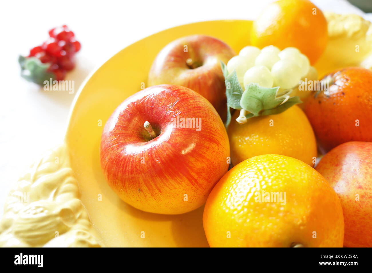 Red Apple in una ciotola di assortiti e frutta colorul Foto Stock