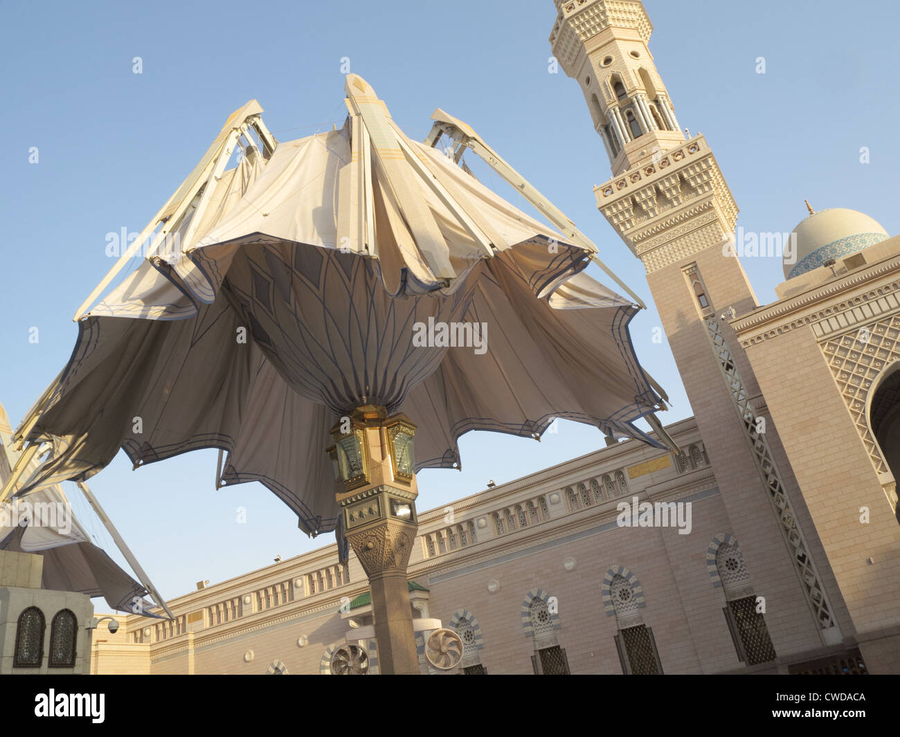 Il formato gigante ombrello automatico di chiusura ad una Moschea Nabawi, Al Madinah, Arabia Saudita Foto Stock