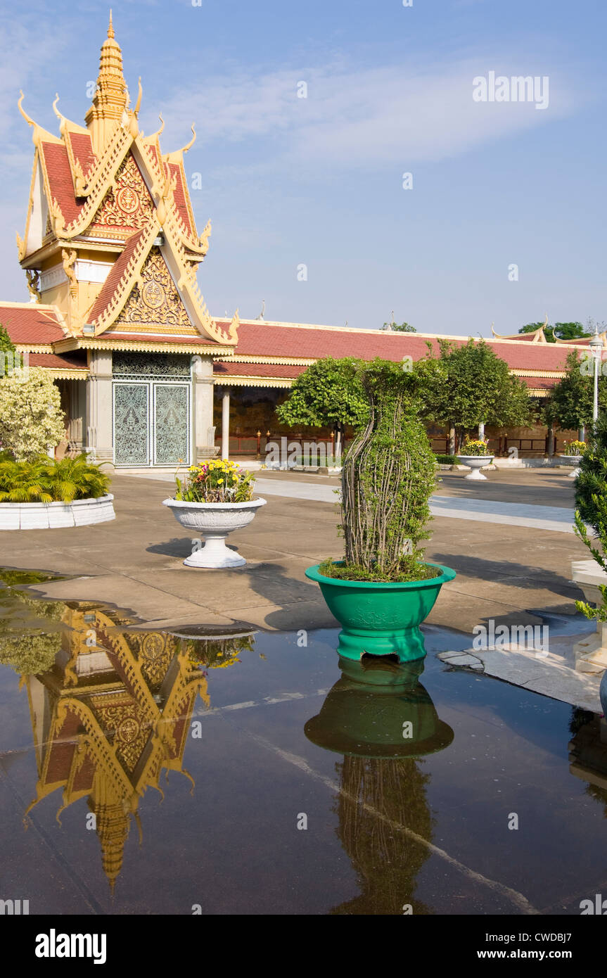 Vista verticale attraverso il cortile interno del Palazzo Reale in Phnom Penh Cambogia Foto Stock