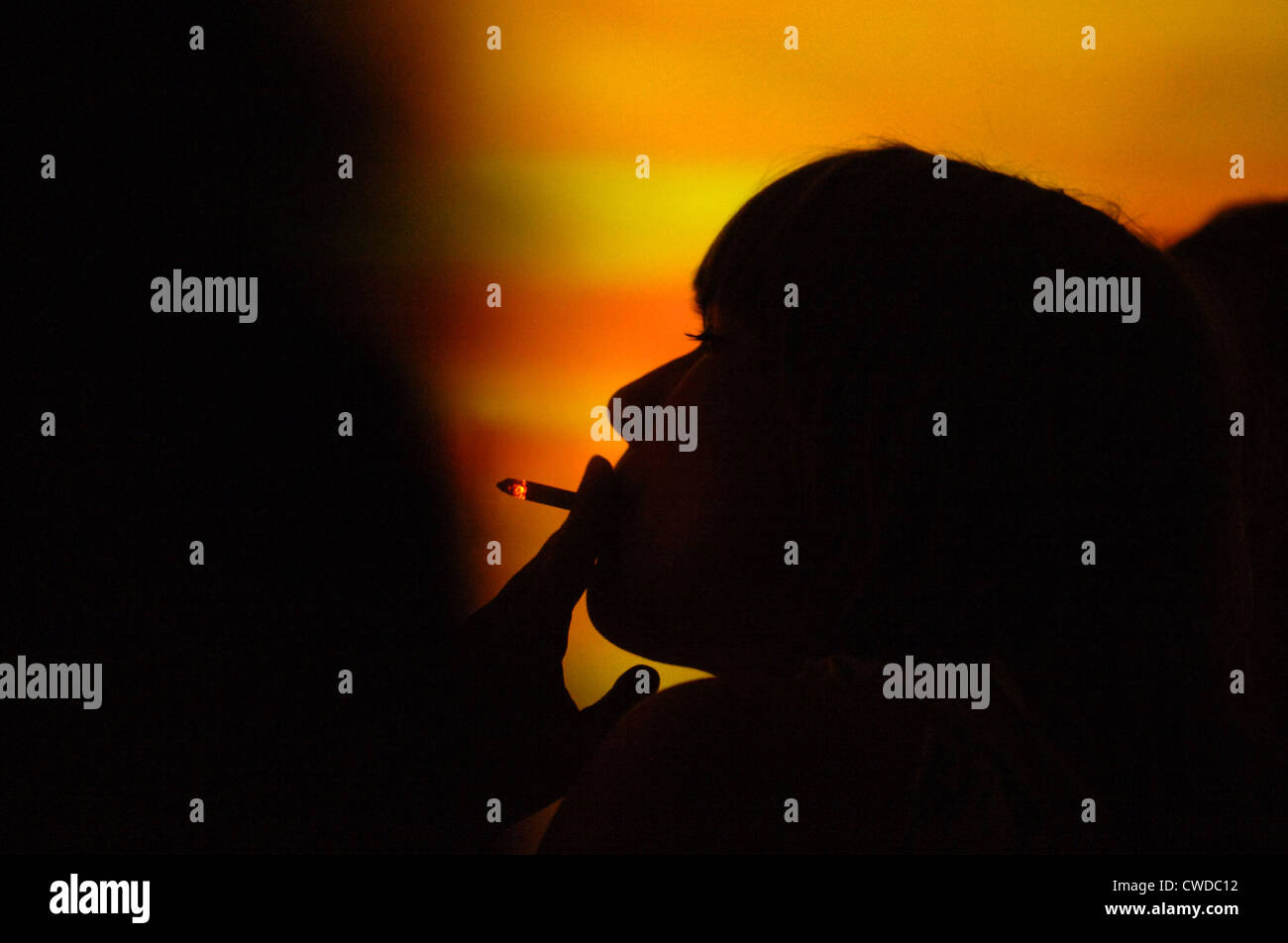 Berlino, giovane donna fuma in un club Foto Stock