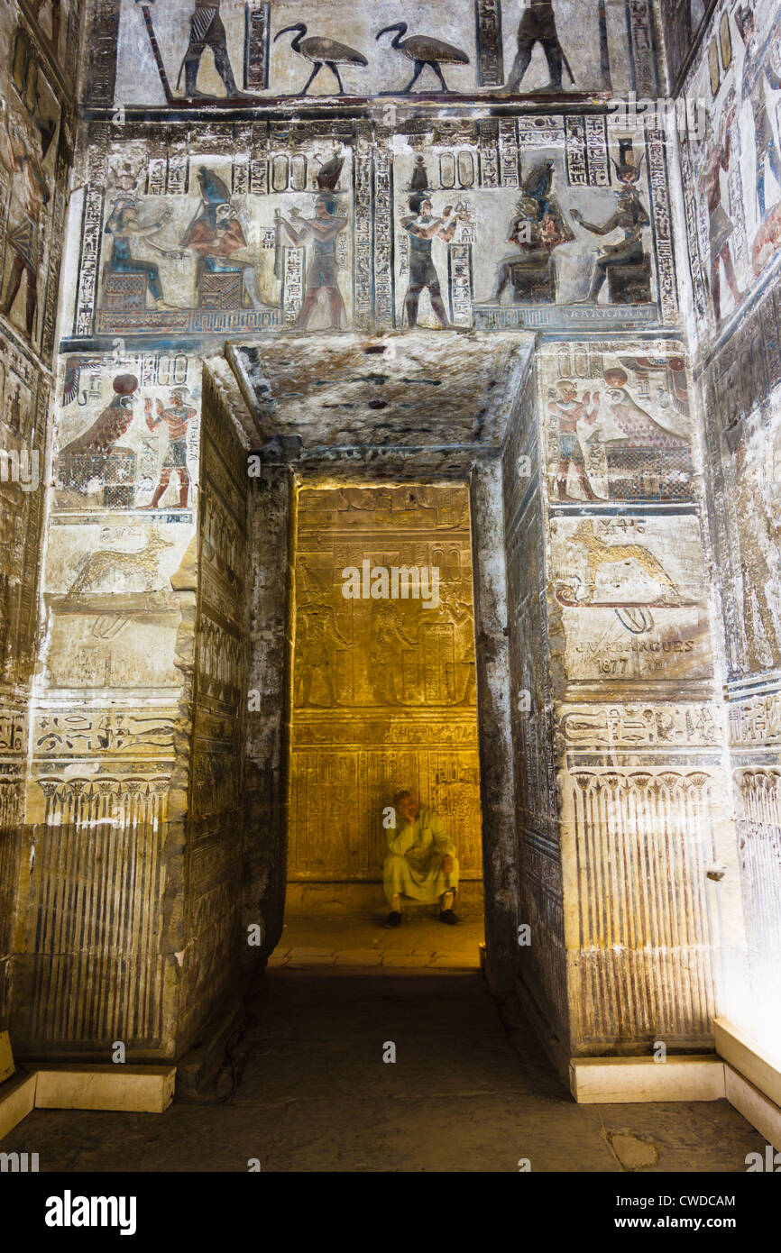 La camera interna del tempio di Hathor a Dendera con rilievi colorati e seduta di protezione. Dendera, Qena, Egitto Foto Stock