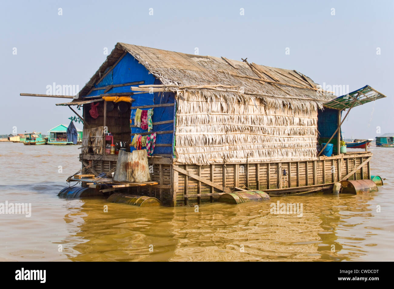 Orizzontale di un ampio angolo di visione di una casa galleggiante di Kompong Khleang, il villaggio galleggiante sul lago Tonle Sap in Cambogia Foto Stock