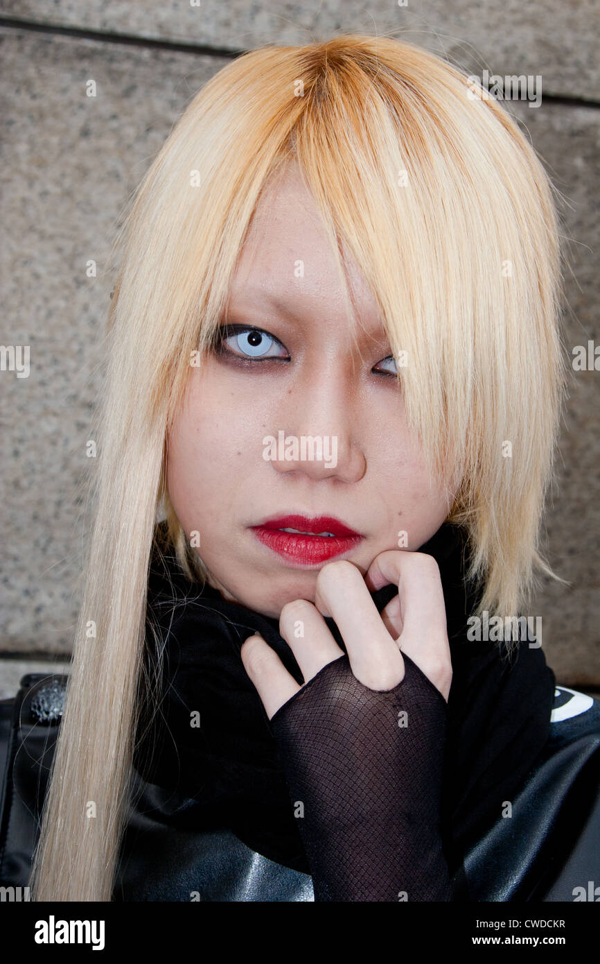 Ritratto di una giovane donna cos-player con capelli biondi, con lenti a contatto blu in Harajuku, Tokyo, Giappone Foto Stock