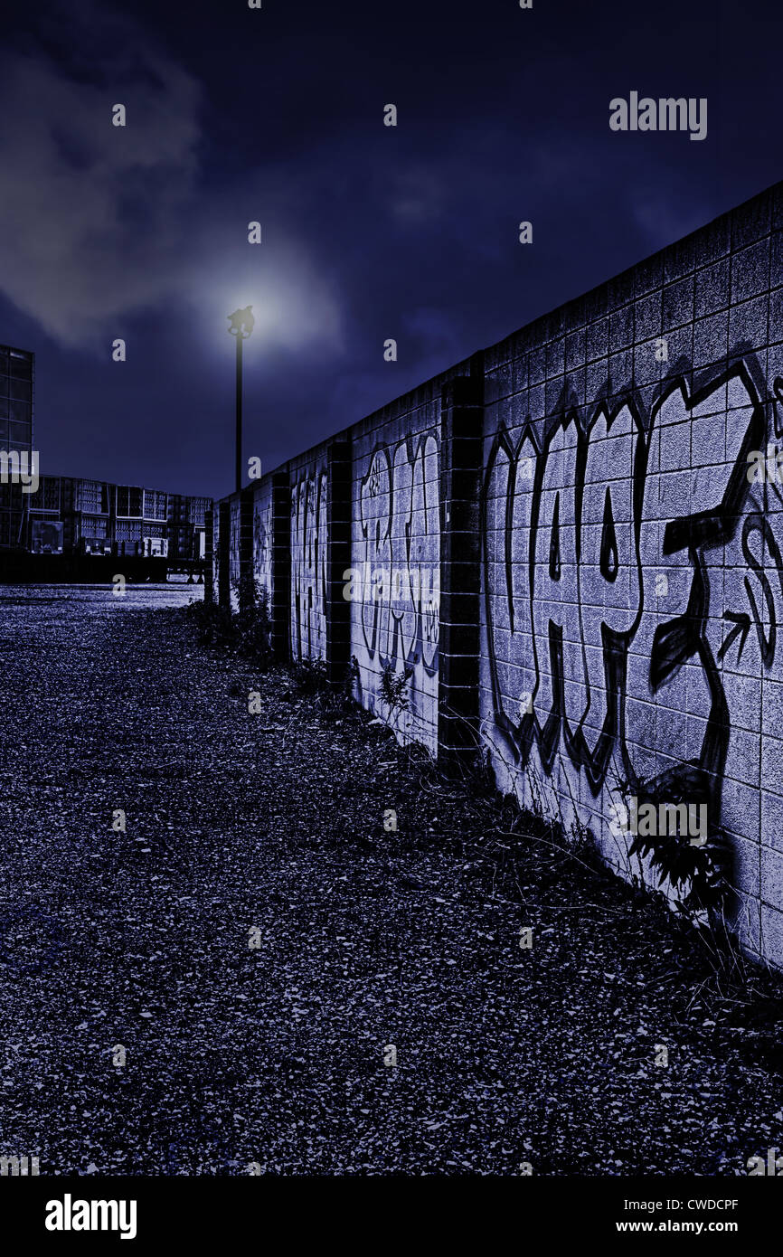 Night Shot del muro di graffiti in LONDON REGNO UNITO Foto Stock