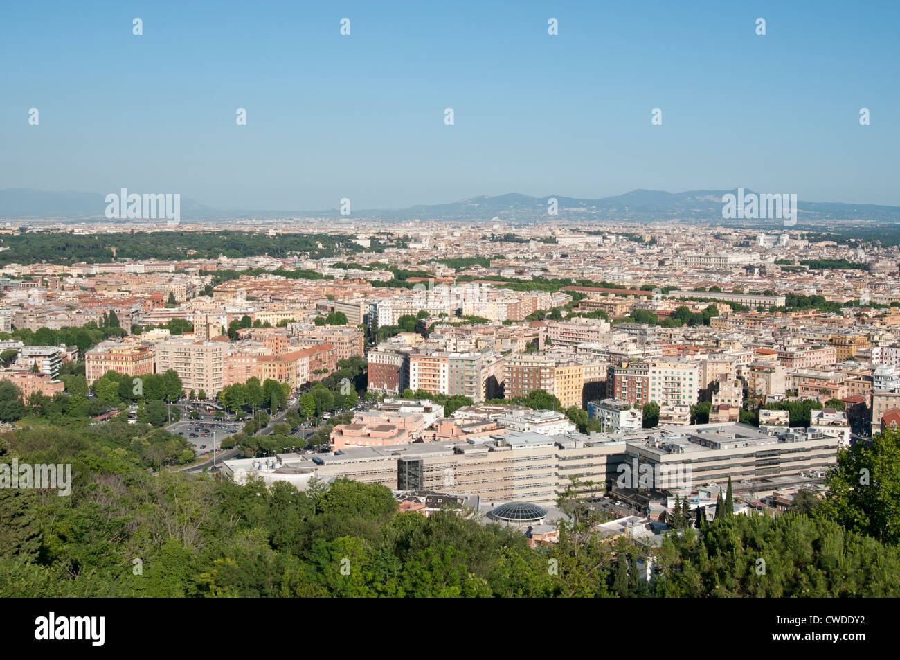 Città di Roma da una collina sopra la città in Italia Foto Stock