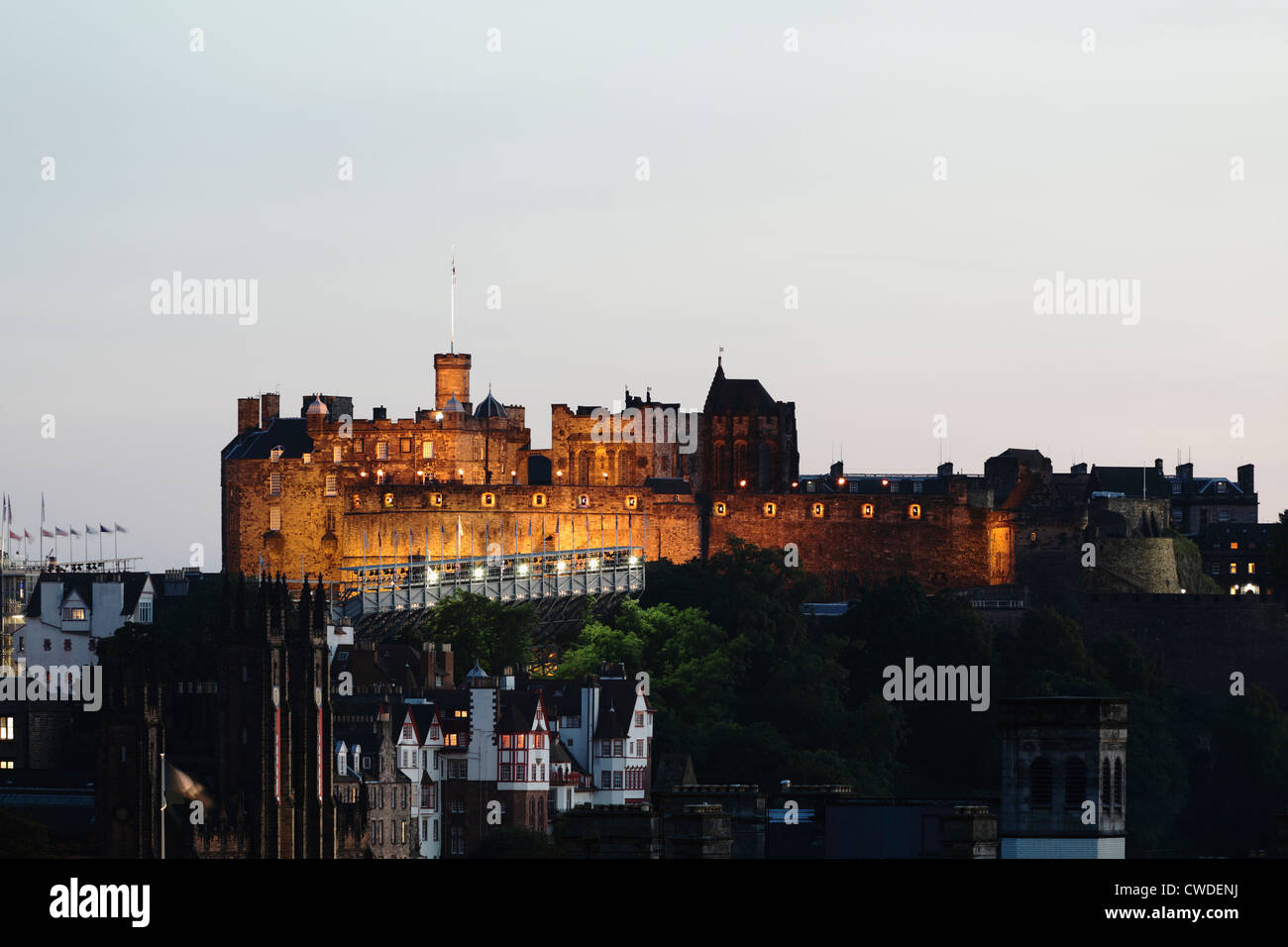 Il Castello di Edimburgo è accesa al crepuscolo, Scotland Regno Unito Foto Stock
