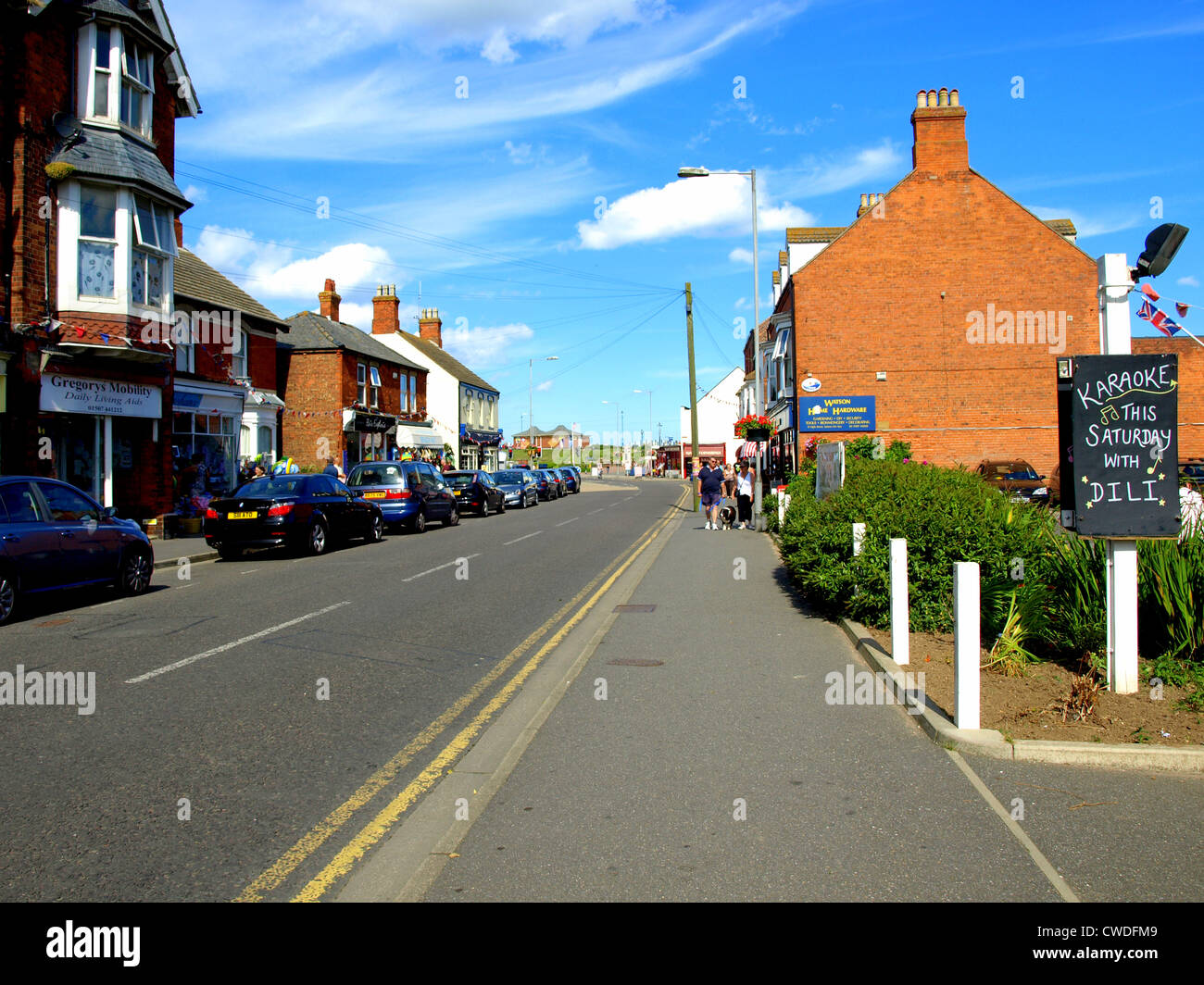 La High Street che guarda verso il mare a Sutton-on-Sea, Lincolnshire, Inghilterra, Regno Unito. Foto Stock
