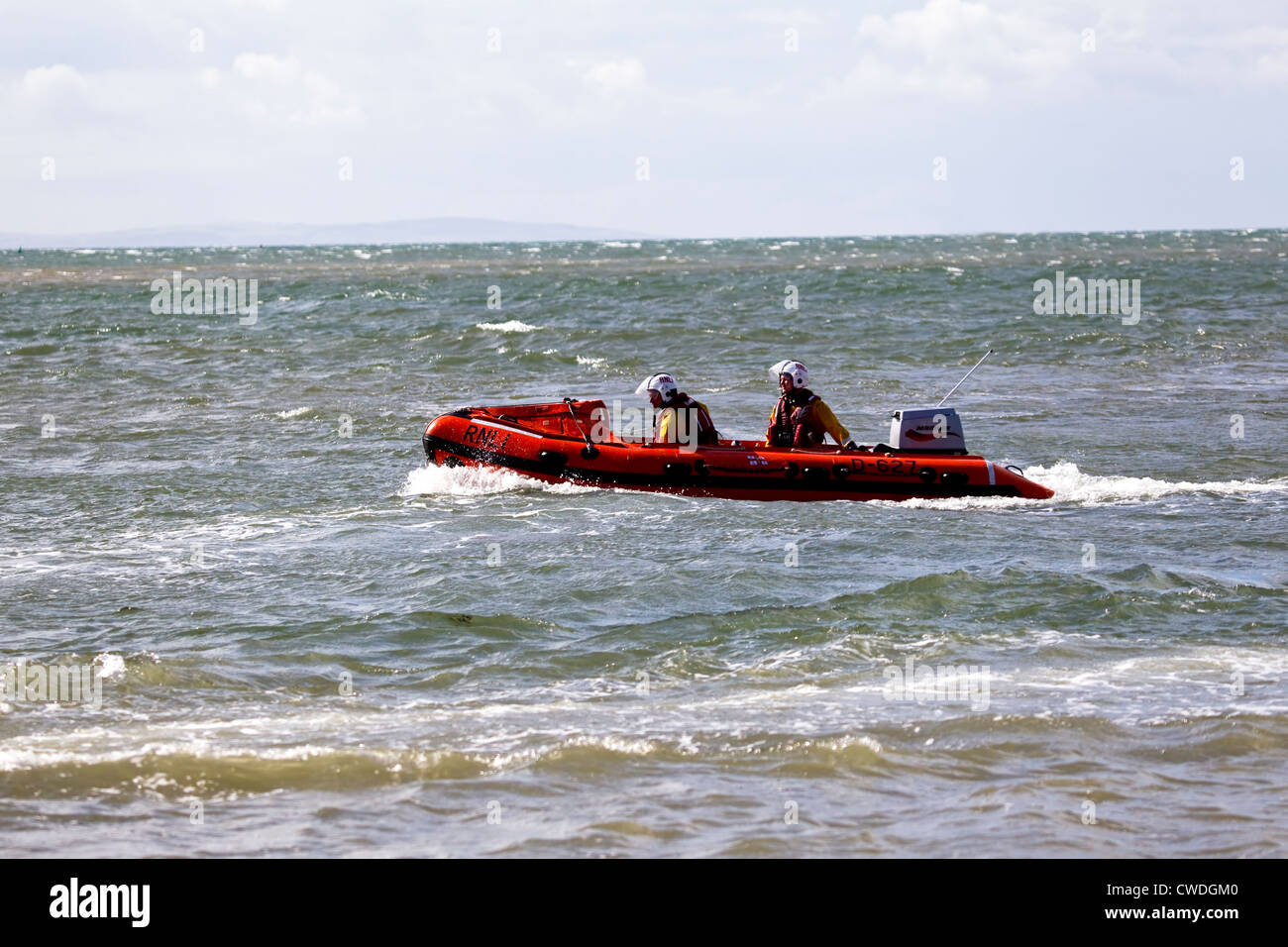 RNLI D Classe scialuppa di salvataggio per il salvataggio in mare con due equipaggi a capo della Conway Conwy estuary in mare increspato Foto Stock