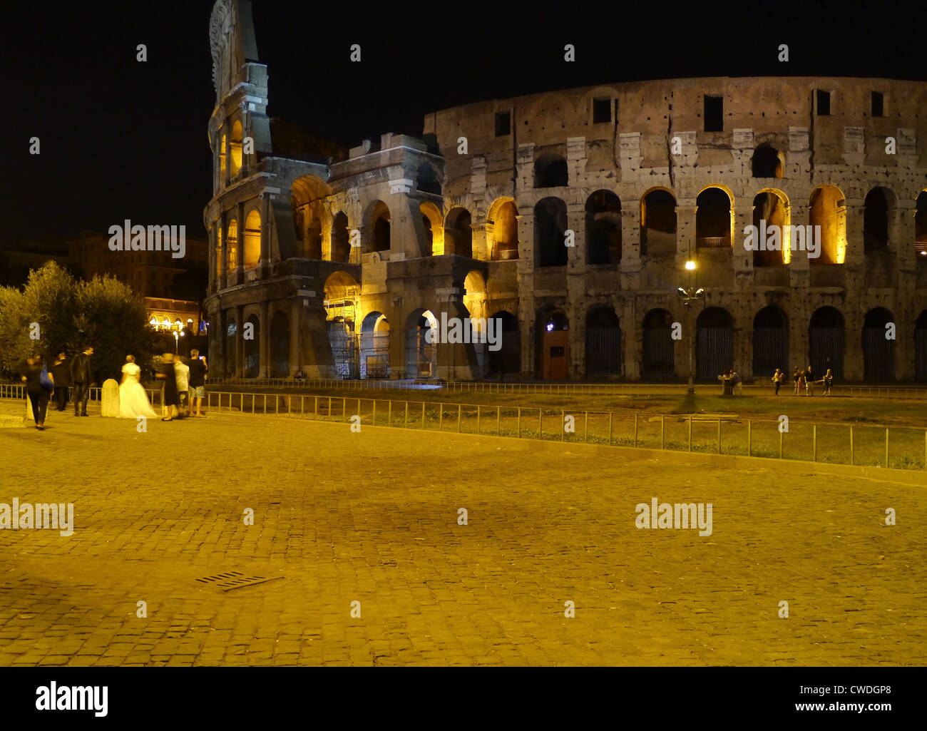 Colosseo di Roma illuminata di notte Foto Stock