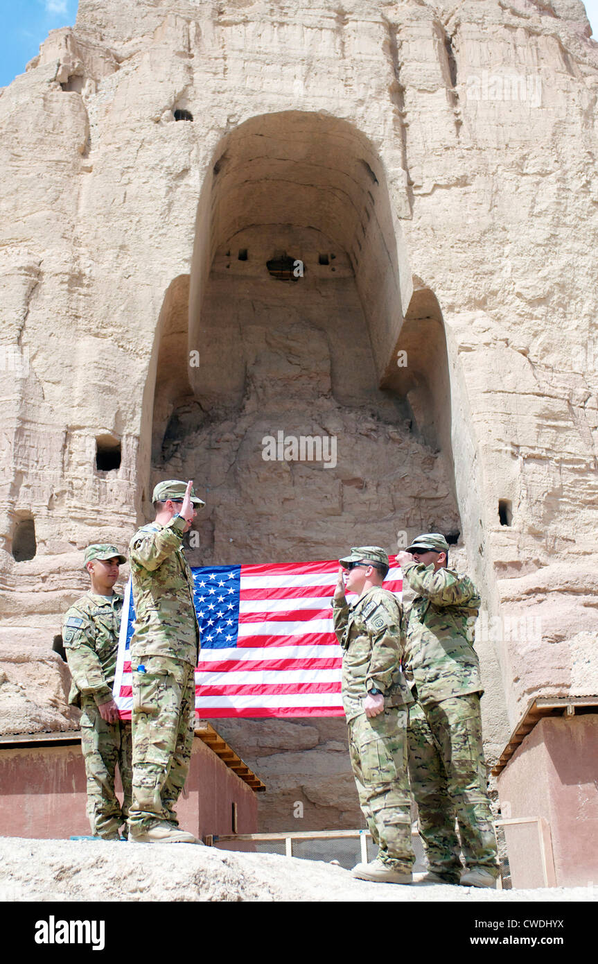 Un esercito USA re-integrazione alla base di una delle gigantesche statue del Buddha distrutte dai talebani nel 2001 aprile 7, 2012 a Bamyan, Afghanistan. Le grotte dell'alcova, una volta nascosto dalla statua, tenere alcuni dei primi dipinti ad olio noto all'uomo. Il sito rimane un patrimonio culturale e storico. Bamyan è una delle province più sicuro in Afghanistan e che una volta era un importante destinazione turistica. Foto Stock