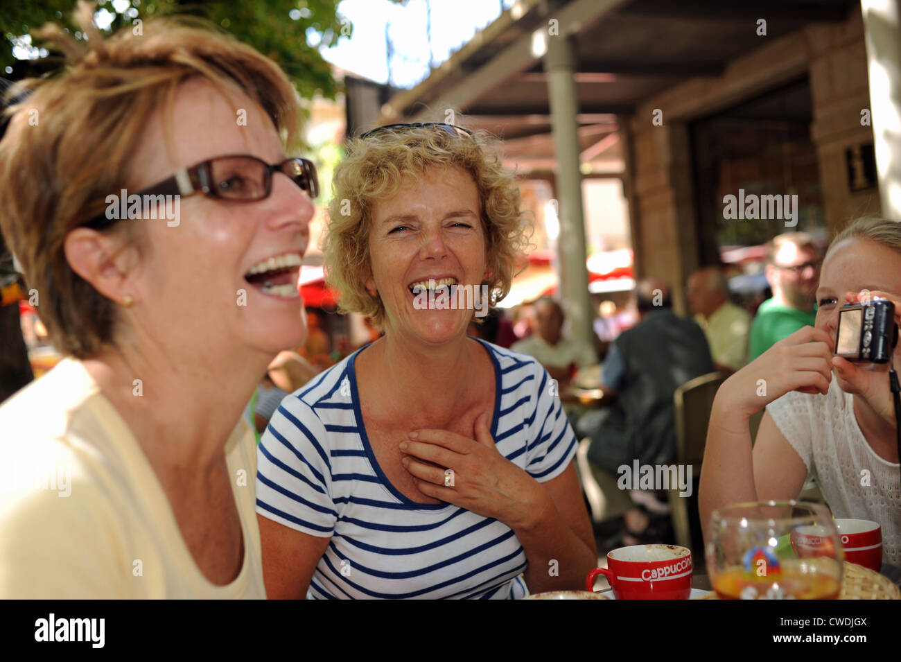 Le donne ridere foto di se stessi in un bar di Prayssac nel sacco regione del sud-ovest della Francia Europa Foto Stock