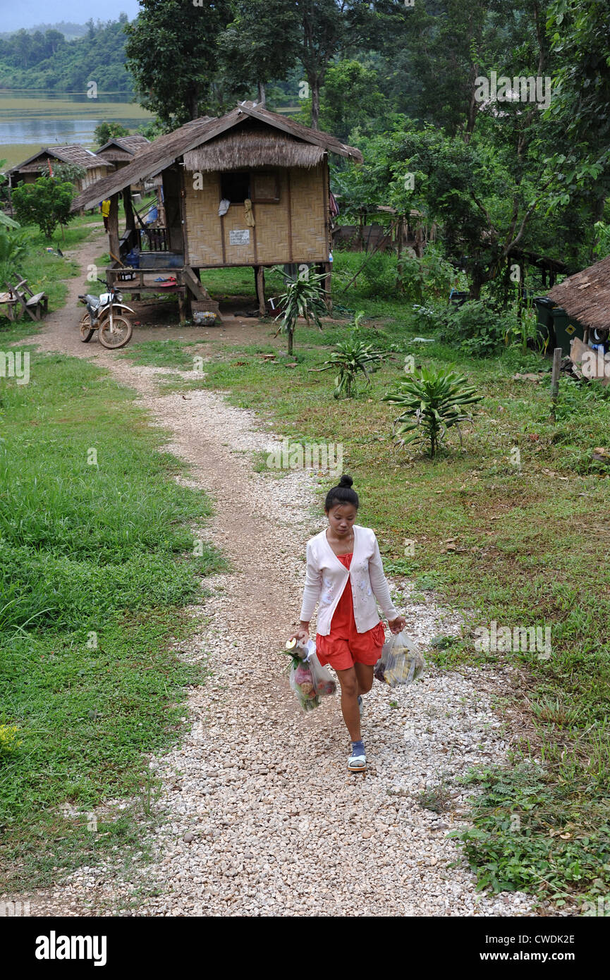 Ragazza cammina su percorso in Sayaboury Elephant Conservation Centre nella Repubblica popolare democratica del Laos. Foto Stock