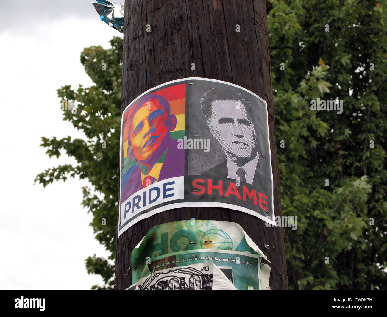 Poster del Presidente Barack Obama con la parola orgoglio e Mitt Romney con la parola vergogna, visto attaccato ai pali del telegrafo a Seattle, Washington, Stati Uniti d'America. Foto Stock