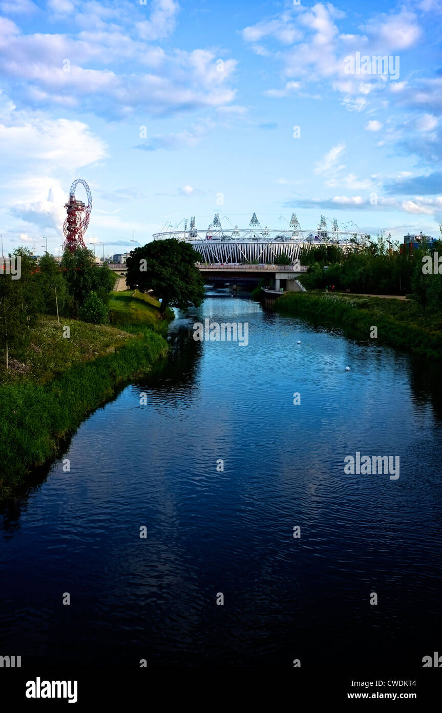 Vista del fiume Lee verso lo Stadio Olimpico le olimpiadi di Londra 2012 Foto Stock