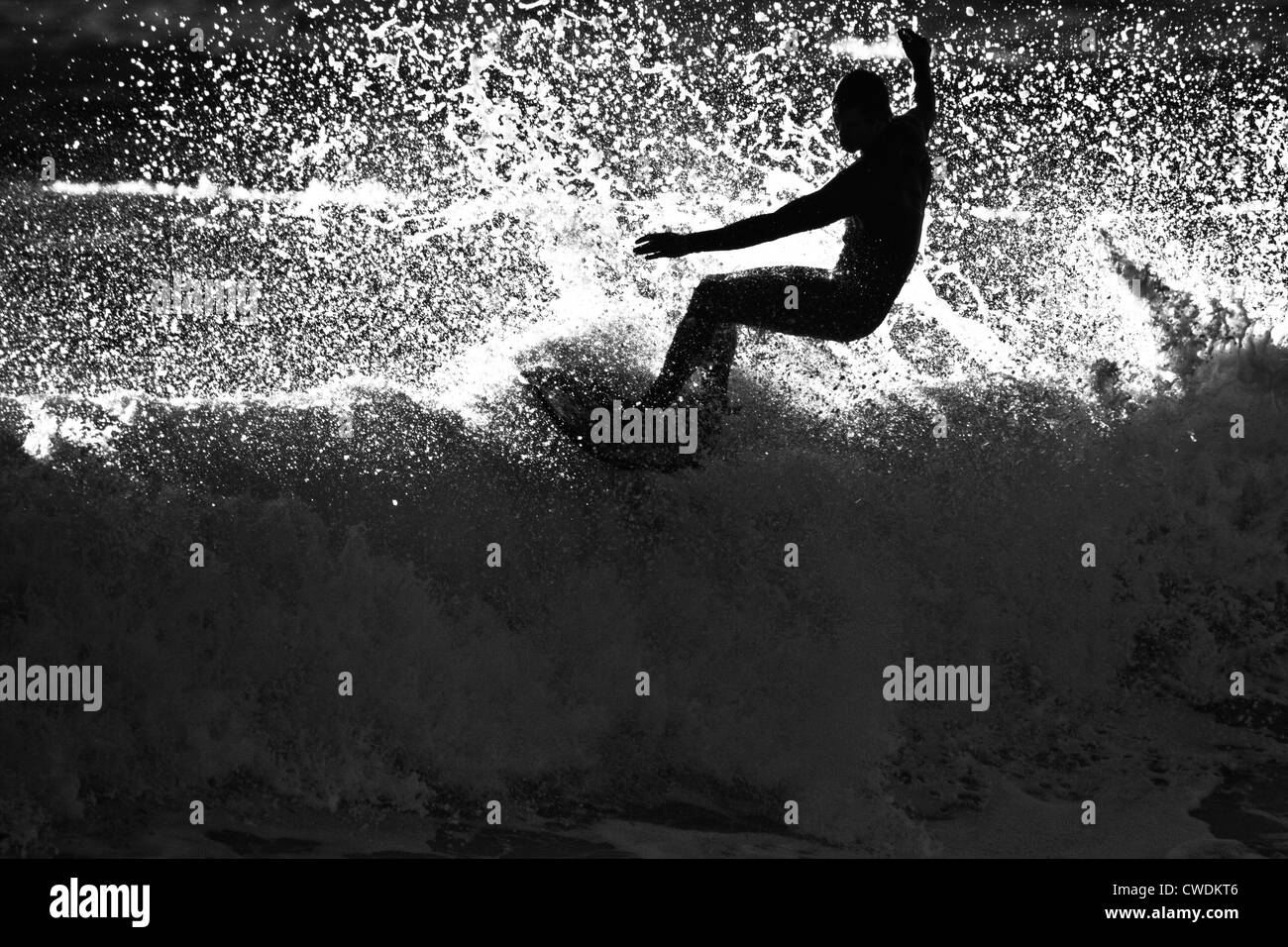 Un surfista maschio non un galleggiante su una sezione di chiusura mentre navigano in Oxnard in California. Foto Stock