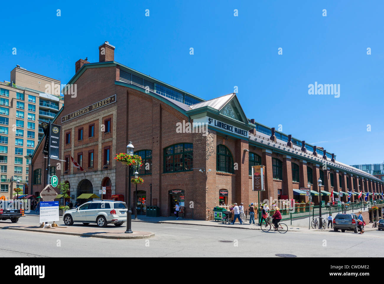 Esterno della st Lawrence Market guardando verso il centro di Toronto, Ontario, Canada Foto Stock