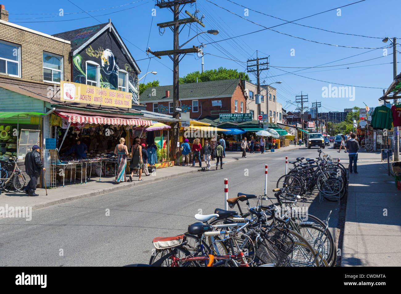 Negozi di Augusta Avenue nel mercato Kensington District, Toronto, Ontario, Canada Foto Stock