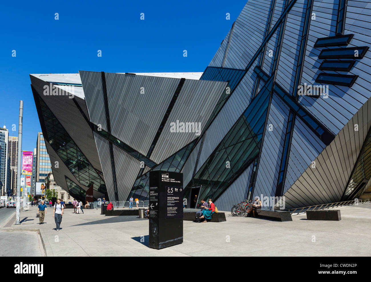 Michael Le mento Crystal ingresso al Royal Ontario Museum, progettato da Daniel Libeskind, Bloor St, Toronto, Ontario, Canada Foto Stock