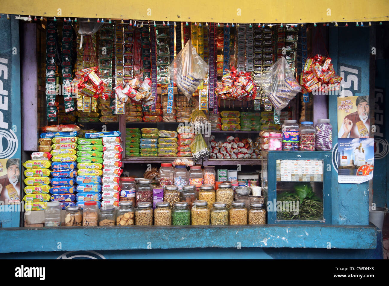 Vecchio negozio di alimentari in un luogo rurale a Basanti, Bengala Occidentale, India Foto Stock
