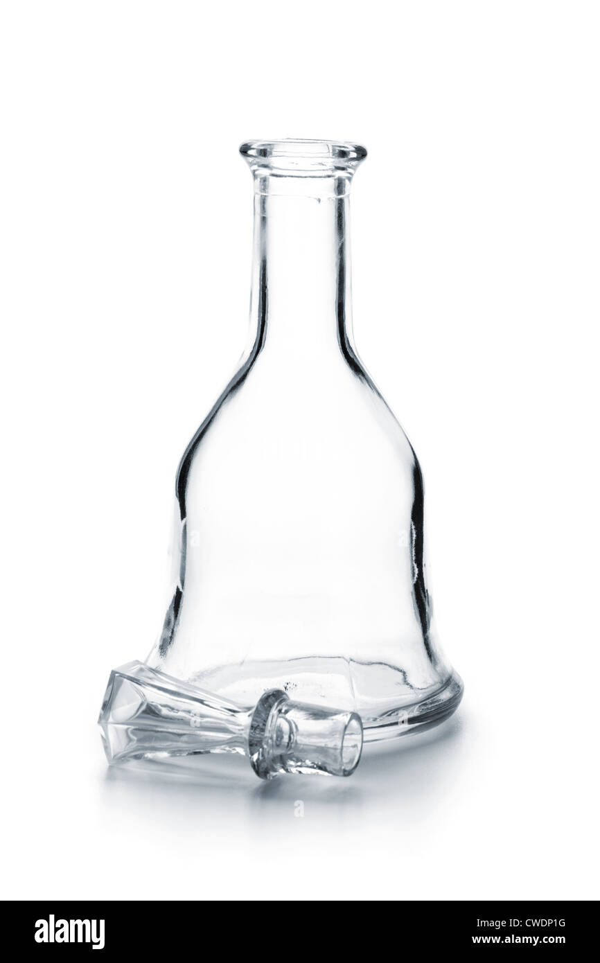 La vodka brocca di vetro. Isolato su sfondo bianco Foto Stock