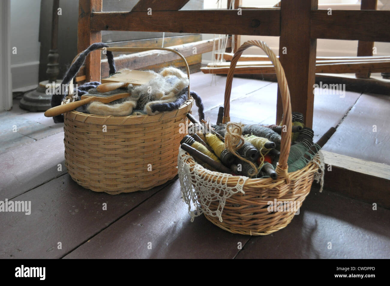 Cestelli di lana resto sotto il telaio in un colonial New England home Foto Stock