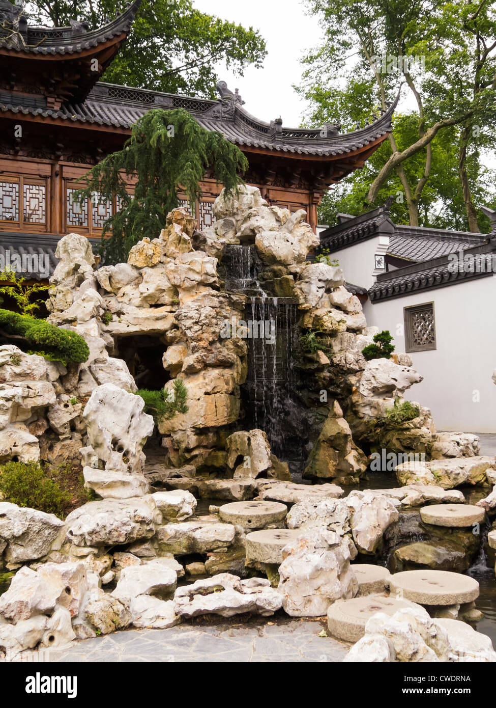 Parte del tè cinese, giardino con cascata Foto Stock