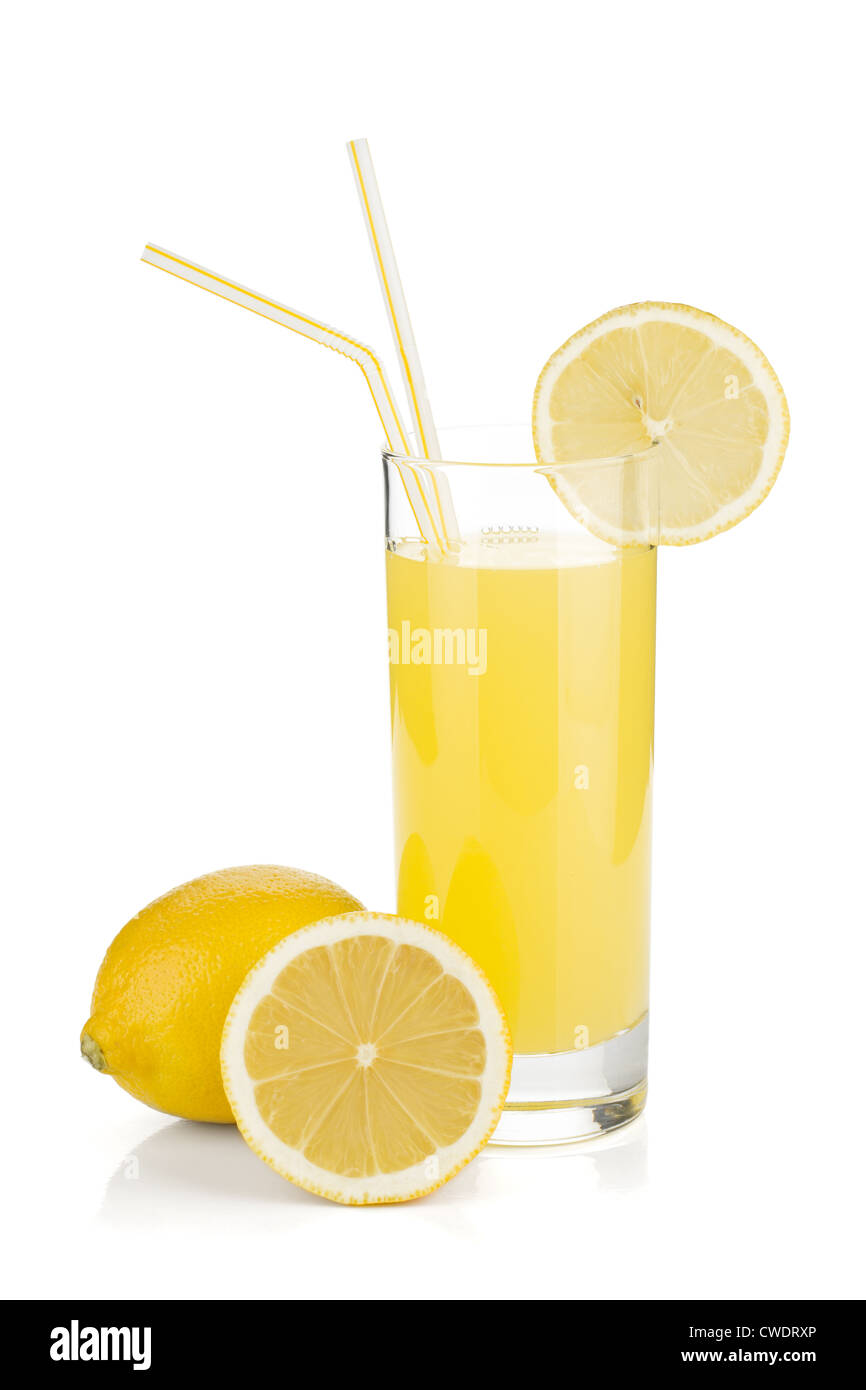 Il succo di limone in vetro e limoni freschi. Isolato su sfondo bianco Foto Stock